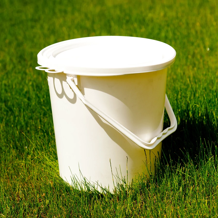 Műanyag vödör (fedeles, 10 L)
